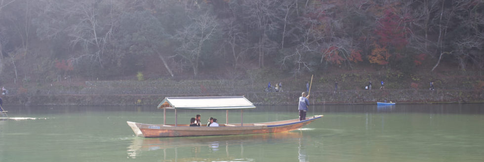 京都嵐山で屋形船を楽しむ 嵐山通船